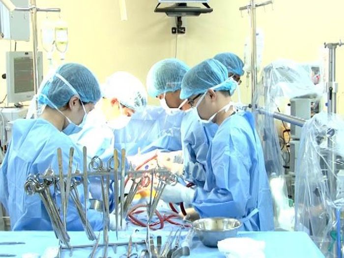 Các bác sĩ Bệnh viện Tim Hà Nội thực hiện ca phẫu thuật