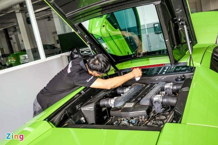 Siêu xe được vệ sinh sạch sẽ khối động cơ. 