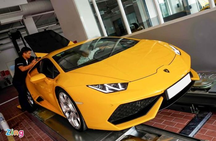 Lamborghini Huracan màu vàng duy nhất tại Việt Nam. Siêu xe này được phát hiện thường xuyên đỗ trước nhà doanh nhân Nguyễn Quốc Cường (Cường Đôla). 