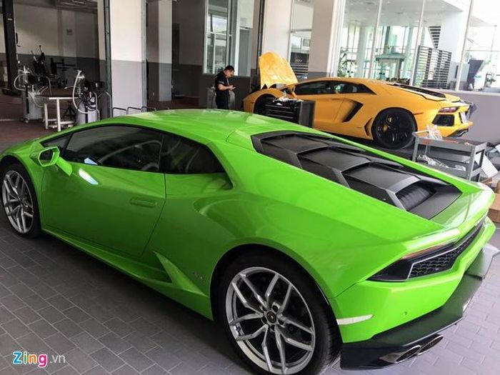 Lamborghini Huracan màu xanh nõn chuối cũng có mặt để kiểm tra. Hiện tại Việt Nam có 3 chiếc Huracan màu này trong tổng số trên 10 chiếc. Hầu hết xe được nhập khẩu bởi các đại lý ngoài và thuộc hàng đã qua sử dụng. 