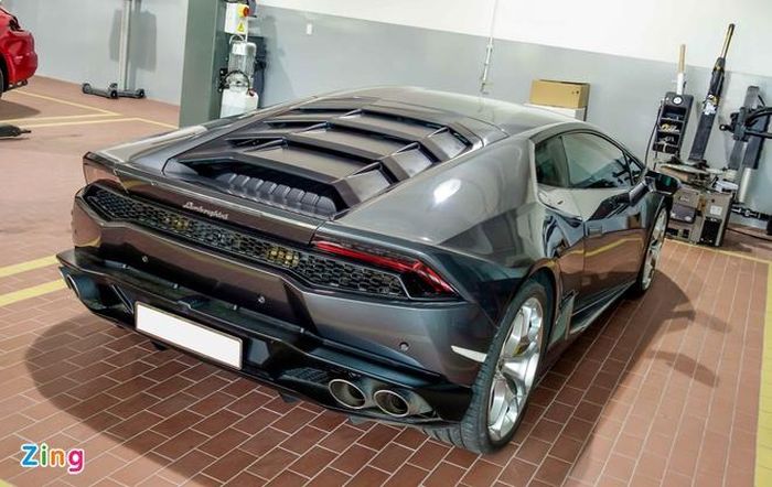 Đây là siêu xe Lamborghini Huracan chính hãng đầu tiên tại Việt Nam. Giá trị sau thuế 13,5 tỷ đồng. Lamborghini Việt nam đã bán được 2 chiếc Huracan và 1 chiếc Aventador. 