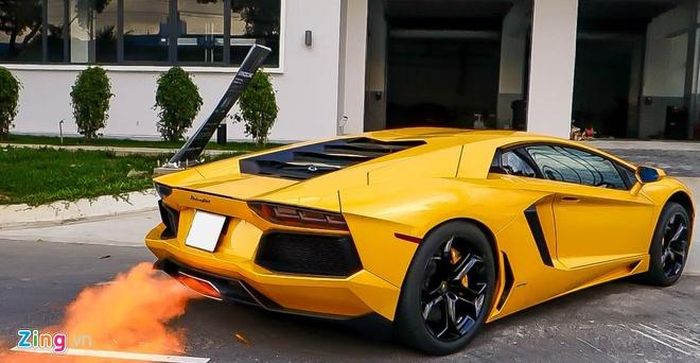 Sau khi bảo dưỡng, siêu xe Lamborghini Aventador thử động cơ bằng cách "khạc ra lửa". Vì sử dụng động cơ hút khí tự nhiên nên Aventador tiêu tốn nhiên liệu khá nhiều, tuy nhiên đây không phải vấn đề bận tâm của các đại gia đủ khả năng mua siêu xe này. 