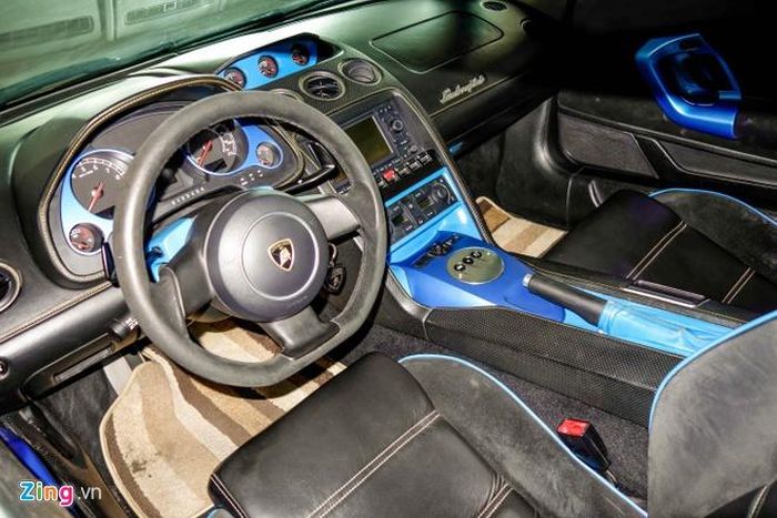 Siêu xe này có tuổi đời trên 10 năm nên nội thất nhiều chi tiết đã bạc màu. Không chỉ sơn ngoại thất, nhiều chi tiết bên trong cũng sơn lại thành màu xanh. 