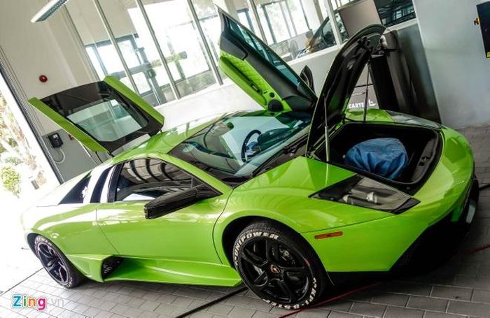 Lamborghini Mucielago LP640 màu xanh cốm độc nhất Việt Nam cũng được đem tới kiểm tra. 