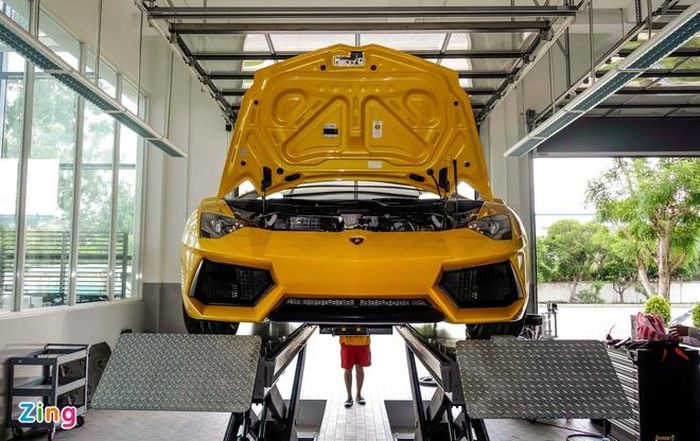 Để sửa chữa Lamborghini đúng tiêu chuẩn, ngoài máy móc hiện đại còn cần những kỹ thuật viên được đào tạo bài bản. 