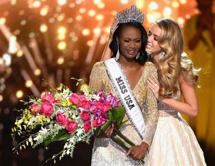 Deshauna Barber nghẹn ngào khi giành vương miện Hoa hậu Mỹ 2016.