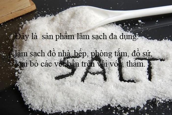Cách sử dụng: Dùng làm sạch và khử trùng bọt biển nhà bếp và khăn lau mặt bằng cách ngâm vào nước muối. Pha nước muối loãng với nước có gas bỏ vào các ngăn tủ lạnh để khử mùi khó chịu. Rắc muối lên tấm thảm, vẩy một ít nước rồi chờ nửa giờ, sau đó dùng máy hút sạch.