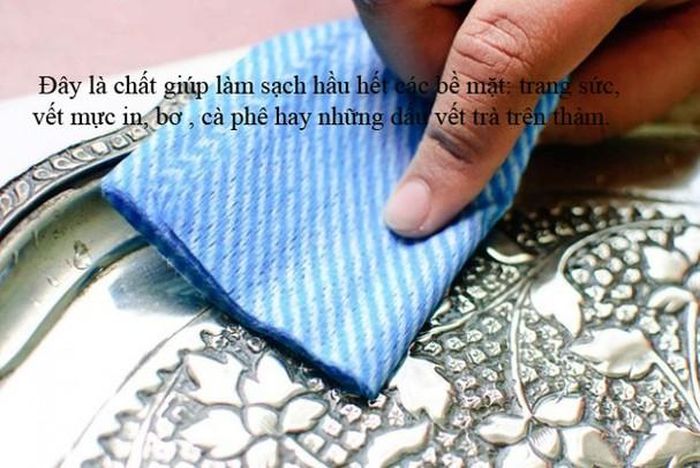 Cách sử dụng: Đặt một ít kem đánh răng lên các vết bẩn, chờ một vài phút , chà xát trực tiếp lên bề mặt cần làm sạch, sau đó rửa sạch.