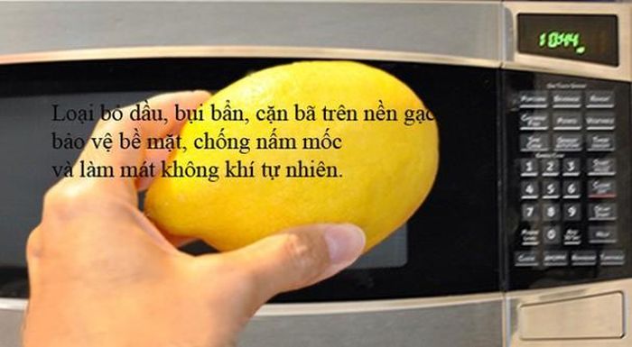 Cách sử dụng: Vắt nước cốt chà xát trên bề mặt để tẩy mùi cá, thịt bám trên thớt.Đổ 3 muỗng canh nước cốt chanh trong 400 ml nước đun nóng trong lò vi sóng để làm sạch lò và khử mùi. Đổ nước cốt chanh vào vòi nước để loại bỏ mảng vôi bám.