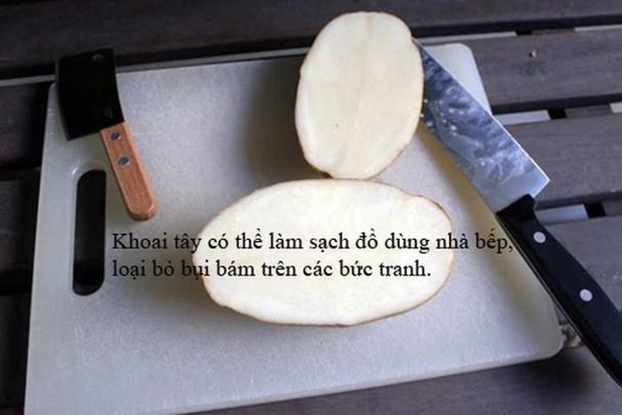 Cách sử dụng: Đun nóng nửa cân khoai tây với 4 lít nước, quấy đều tay và ủ ấm khoảng 24 giờ rồi dùng nước lau bức tranh bằng miếng bọt biển sẽ giúp tranh sạch như mới (lưu ý cần rửa miếng bọt biển bằng nước sạch thường xuyên trong khi lau).Cắt vài lát khoai tây chà trực tiếp lên các vết ố trên gạch men, sau đó lau bề mặt bằng một miếng vải sạch và khô.