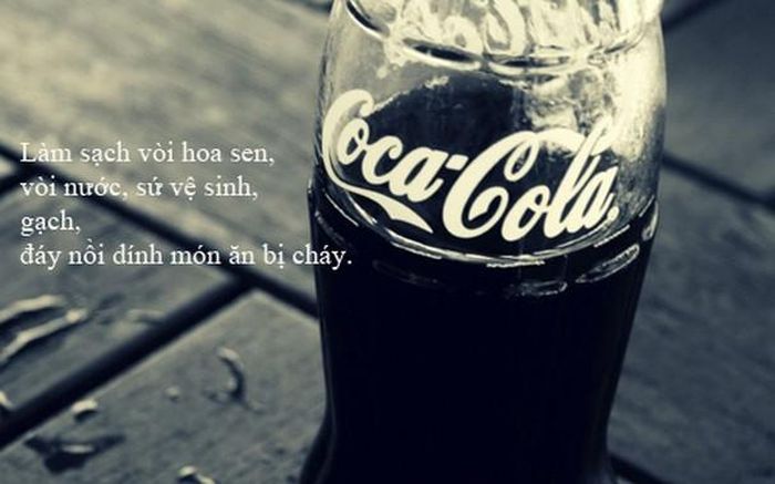 Cách sử dụng: Làm bong vết cháy đen ở đáy nồi bằng cách đun sôi Coca - Cola hay Pepsi trong nồi đó. Đổ trực tiếp Coca - Cola hoặc pepsi lên các vết rỉ sét, cặn bám trên nền gạch, tường nhà. Làm sạch ống cống, bồn vệ sinh bằng cách đổ Coca - Cola hay Pepsi vào và để qua đêm rồi mới cọ rửa.