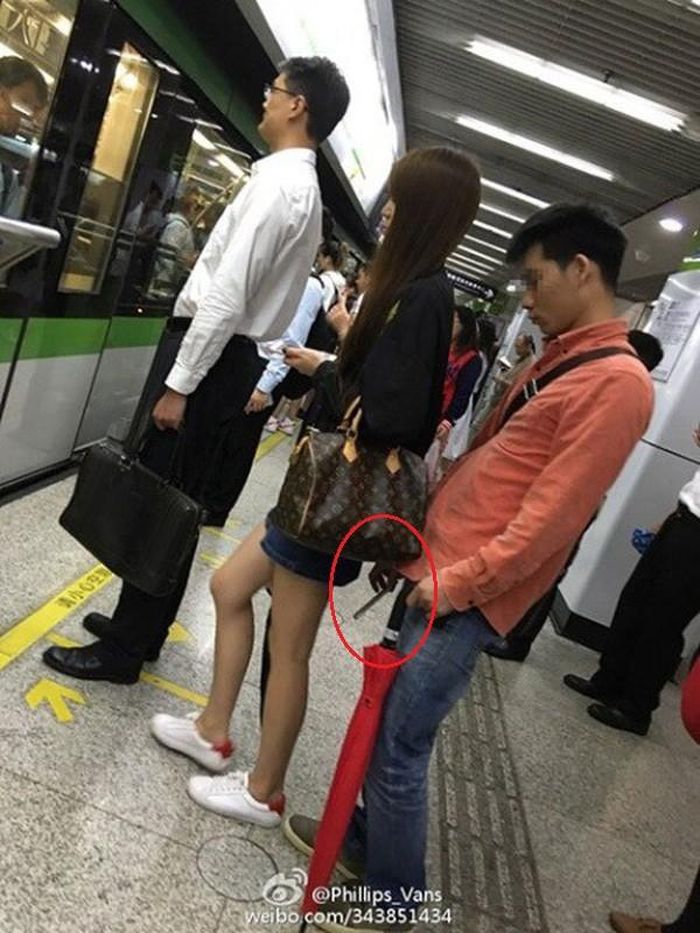 Ngoài lén lúc, một số kẻ biến thái thậm chí còn công khai chụp lén phụ nữ ở những nơi công cộng. Khi bị phản ứng, những kẻ này một là bỏ chạy hoặc cố tình vờ như "không biết gì", giấu nhẹm chiếc điện thoại có lưu "ảnh bẩn" và các cô gái thường sẽ không còn bằng chứng để nhờ người khác can thiệp.