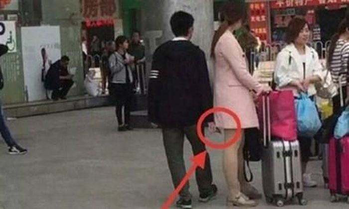 Khi phát hiện, tốt nhất nên bình tĩnh để xử lý, không cần thiết phải quá hoảng sợ hay la hét mà cần tỏ một thái độ cương quyết, mạnh mẽ, cứng rắn với kẻ đã quấy rối mình. Nếu có thể hãy bình tĩnh nói chuyện với những người xung quanh, hoặc những nhân viên an ninh ở nơi công cộng để có được sự giúp đỡ.