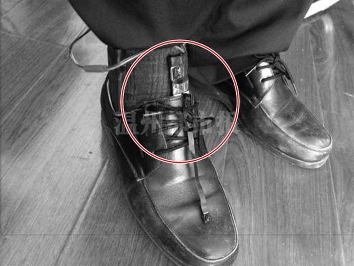 Thậm chí có nhiều kẻ còn sử dụng cả những chiếc camera quay lén cao cấp như thế này và ngụy trang trên cổ chân, giày, tất. Không còn cách nào khác, để bảo vệ mình, các cô gái trẻ cũng nên suy nghĩ kỹ lưỡng trong việc lựa chọn trang phục khi ra ngoài, không nên mặc quá hở hang để biến bản thân trở thành "con mồi" của những kẻ bệnh hoạn, yêu râu xanh.