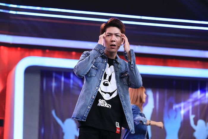 Kelvin Khánh thật thà tiết lộ, ở nhà anh xem chương trình với ba mẹ thì thấy rất dễ đoán nhưng khi ra trường quay lại căng thẳng vì áp lực.