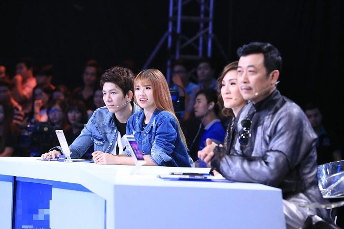 Trong khi đó, Khởi My đã tham gia Người bí ẩn nên cảm nhận được độ khó của chương trình. Lần trước, giọng ca Người yêu cũ đồng hành cùng Huy Khánh và lần này là Kelvin Khánh. Nữ ca sĩ nhận ra "ai tên Khánh cũng mê gái" nên quyết tâm giữ vững lập trường.