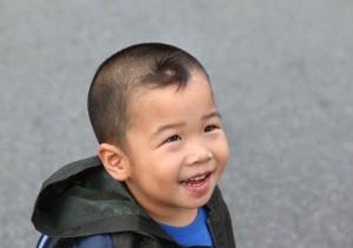 Người có xoáy trước trán hay còn gọi là tóc bò liếm: Đây là người thường có tư tưởng nổi loạn, ngang bướng, khắc cha mẹ, khắc anh em, khó dạy bảo. Nếu là con gái, kiểu tóc bò liếm cũng mang lại chút rắc rối khi khó tạo hình tạo nếp cho tóc, đầu tóc thường ít được gọn gàng.