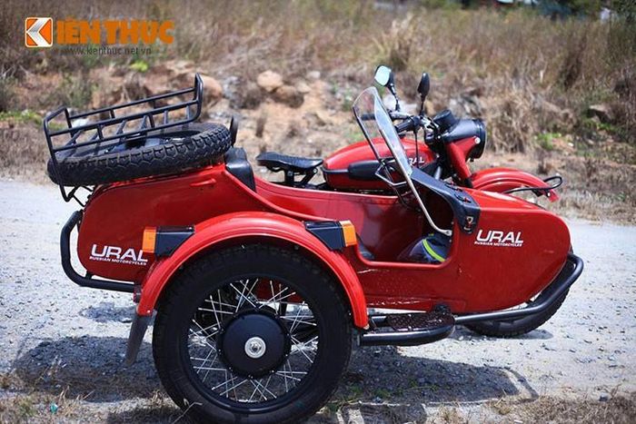 Chiếc Ural IMZ-81034 - 650cc trong bài viết của một "tín đồ" đam mê dòng xe này tại Đà Nẵng cũng vậy, chiếc xe được mua từ một đơn vị quân đội thanh lý khi đó chiếc xe này cũng chỉ còn nguyên bộ khung và máy – người chơi phải mày mò, tìm kiếm lại gần như toàn bộ phụ kiện để lên được hình một chiếc Ural đẹp như hiện nay.