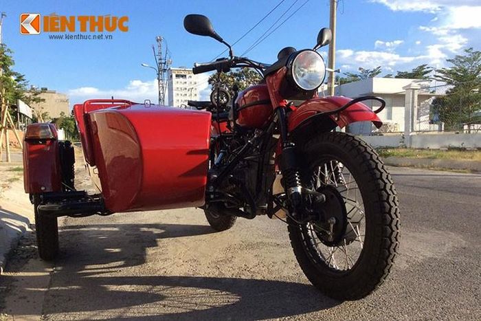 Sidecar là loại xe máy ba bánh mà khoảng hai chục năm trước đây người ta thường thấy chúng xuất hiện cùng với hình ảnh những chiến sĩ công an đi làm nhiệm vụ. Ở Việt Nam, người ta đã quen với cái tên xít-đờ-ca, có người còn gọi là mô-tô-ba.