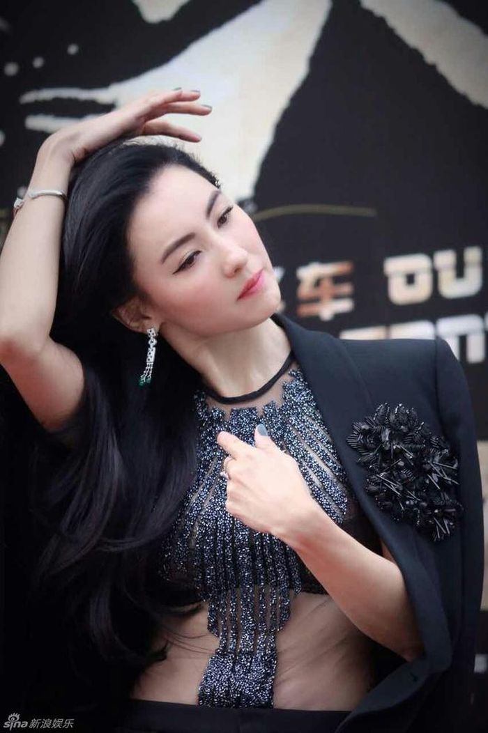 Sau đổ vỡ hôn nhân, bà mẹ hai con đã tìm thấy sự cân bằng trong cuộc sống. Gần đây có tin, cô từ chối tham dự sự kiện thảm đỏ khai mạc LHP Quốc tế Thượng Hải vì né tránh chồng cũ Tạ Đình Phong.
