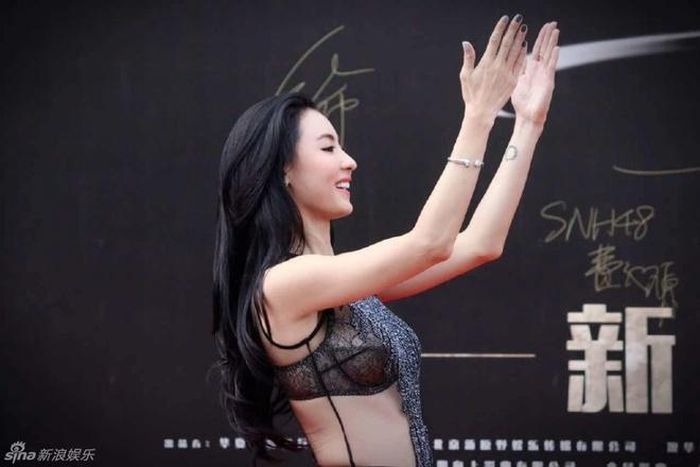 Trương Bá Chi nhận được sự ủng hộ lớn từ khán giả khi có mặt trên thảm đỏ.