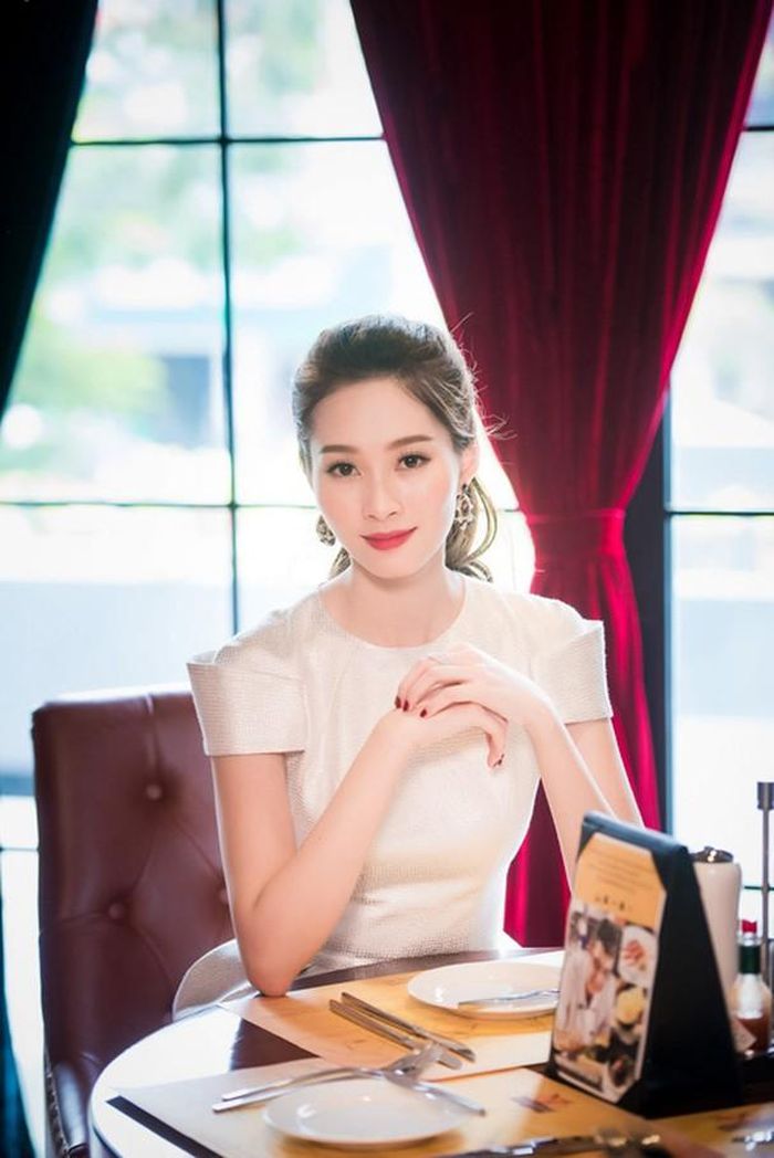 Chính sự an toàn trong việc xây dựng hình ảnh, phong cách của Đặng Thu Thảo trong suốt 4 năm qua đã gây nhiều ý kiến trái chiều. Những người ủng hộ Hoa hậu cho rằng cô phù hợp với hình tượng 'thần tiên tỷ tỷ', nhưng ngược lại, một số người nghĩ người đẹp cần đột phá hơn.