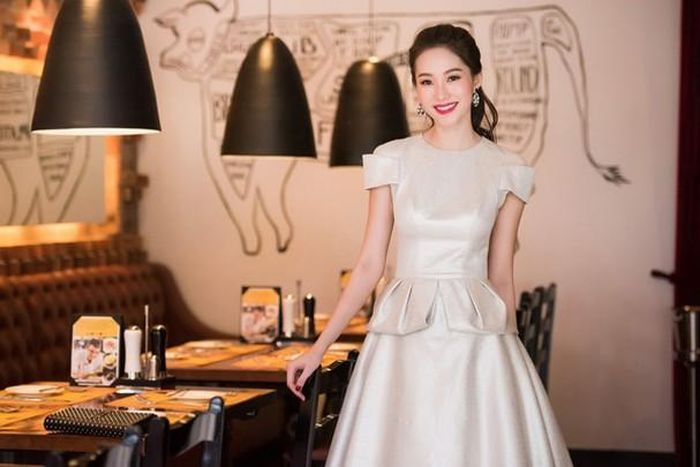 Đặng Thu Thảo luôn trung thành với phong cách ăn mặc kín đáo, thanh lịch, hiếm khi thấy Hoa hậu mặc sexy.