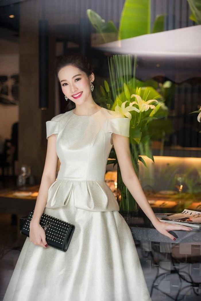 Hoa hậu cuốn hút với nụ cười tươi tắn, rạng rỡ.