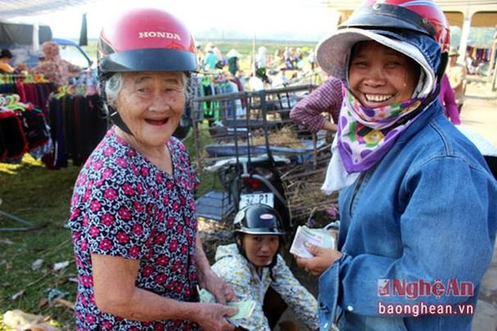 Sau một hồi ngã giá, cả người bán và mua rất vui vẻ. Thường thì người bán sẽ bớt cho người mua một ít tiền, theo quan niệm dân gian là để làm vía cho chó con mau lớn.