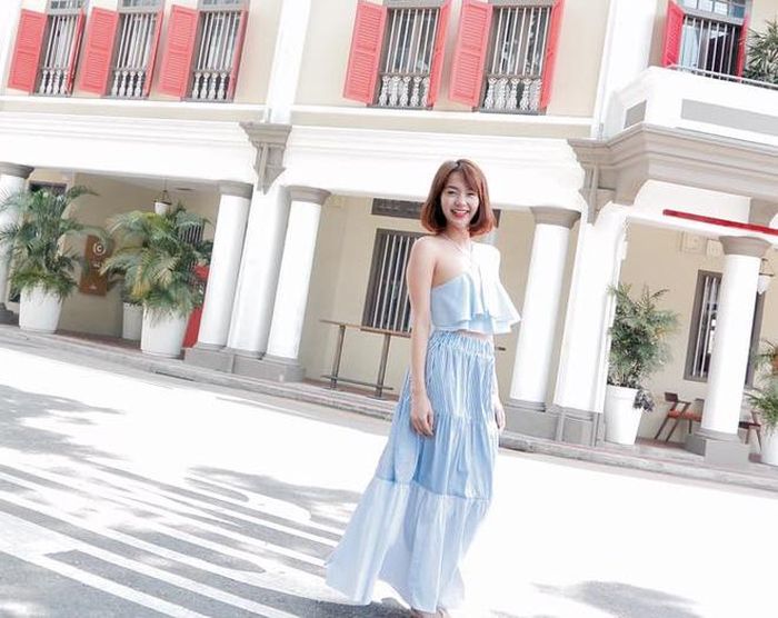 Thời trang dạo phố dịu dàng với tông màu baby blue kết hợp bèo nhún của Minh Hằng.