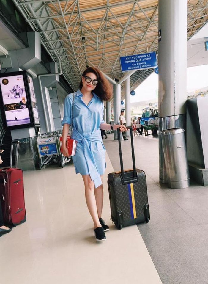 Trà Ngọc Hằng với kiểu váy sơ mi buộc rất trẻ trung.