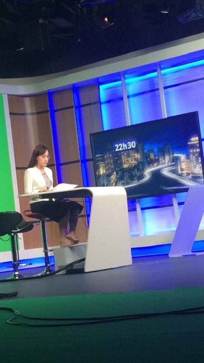 BTV Hoài Anh ăn mặc chỉn chu nhưng đi chân trần khi đang lên sóng