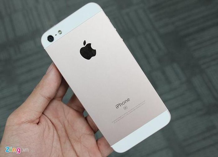 iPhone SE thật (trái) và iPhone SE nhái (phải).