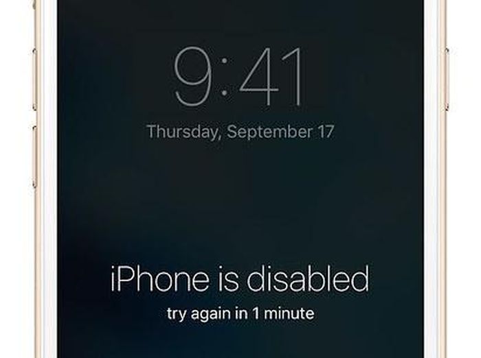 Nếu người dùng bật sẵn tính năng Find My iPhone và sử dụng iCloud, hãy đăng nhập vào trang icloud.com/find bằng Apple ID và chọn thiết bị cần xóa. Cuối cùng, hãy kết nối với máy tính có iTunes và nhấn giữ nút Home và nút Nguồn để khởi động lại máy. Thông báo từ iTunes sẽ hiện lên, chọn Restore. iPhone mất khoảng 15 phút để hoàn thành tải các bản sao lưu hoặc phiên bản update iOS. 