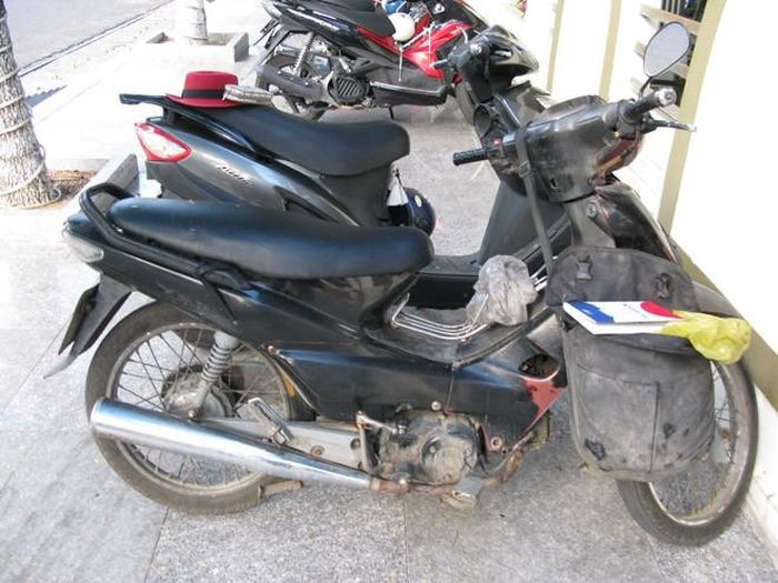 Cái “túi ba gang” này anh Dũng luôn mang theo để đựng áo mưa, nước uống, đồ sửa xe và sách.