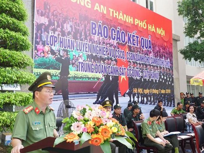 Đại tá Đoàn Ngọc Hùng, Phó Giám đốc CATP Hà Nội phát biểu chỉ đạo tại buổi lễ bế giảng