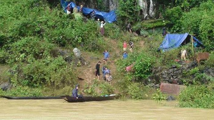 Đói rét, bệnh tật và muôn vàn nguy hiểm đang rình rập những người dân tội nghiệp