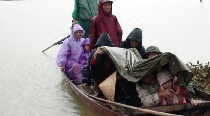 Tại Tân Hóa bắt đầu phát sinh dịch bệnh, thuyền cứu hộ đang chở bệnh nhân từ tâm lũ đi viện. Tại xã Tân Hóa tuy lũ chưa rút nhưng đã xuất hiện dịch bệnh, một số trẻ em bị đau bụng, tiêu chảy, người già thì suy nhược và yếu do lạnh và đói.