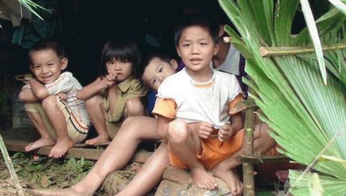 Những nụ cười hồn nhiên, ánh mắt ngây thơ trong sáng đến nao lòng ... Chúng tôi - những phóng viên có mặt tại tâm lũ Minh Hóa - không biết có thể nói gì để diễn tả được hết những khó khăn cùng cực của người dân mảnh đất này....