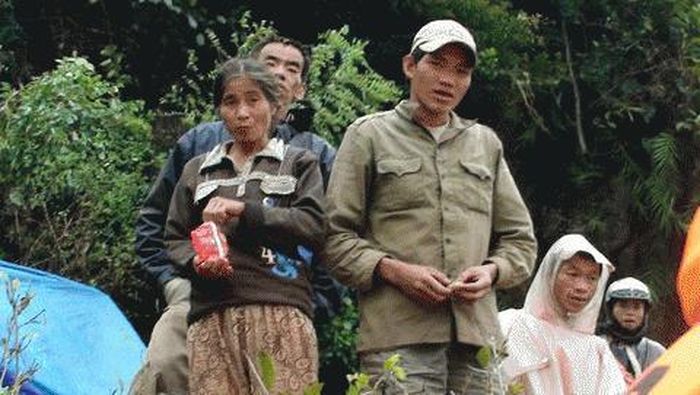 Ca nô chở hàng cứu trợ từ huyện đến các vị trí người dân trú ẩn gặp nhiều khó khăn do không chở được nhiều hàng và phía dưới còn nhiều nhà dân nằm sâu trong nước nên đi lại rất khó khăn. Vì thế, mỗi vị trí người dân nhận được một ít hàng cứu trợ đảm bảo không bỏ sót người dân đói rét trên các lèn đá. Hàng cứu trợ là mỳ tôm, nước sạch, chăn màn, quần áo, những vật dụng thiết yếu khác.