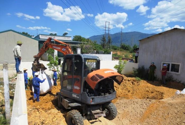 Công an đang giám sát việc khai quật.