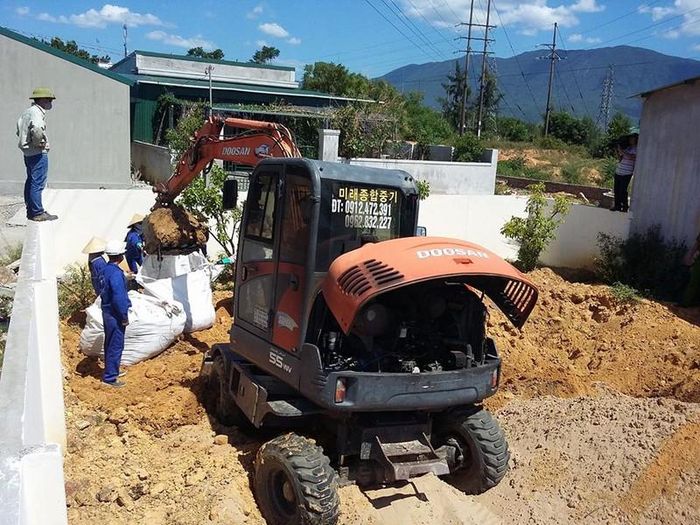 Chất thải đào, múc lên có màu đen bốc mùi hôi thối nồng nặc.