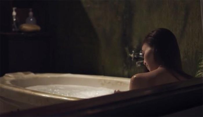 Trong một phân đoạn của bộ phim, Ninh Dương Lan Ngọc đã có cảnh tắm trần khá gợi cảm trên màn ảnh. Đây được xem là một sự táo bạo của nữ diễn viên 9x.