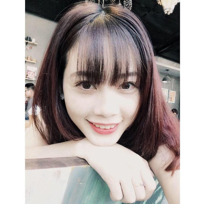 Tuy thân hình chưa được hoàn hảo, số đo 3 vòng cũng chẳng chuẩn nhưng Mỹ Linh lại khiến đấng mày râu ngây ngất bởi vẻ đẹp trong sáng đầy cuốn hút.