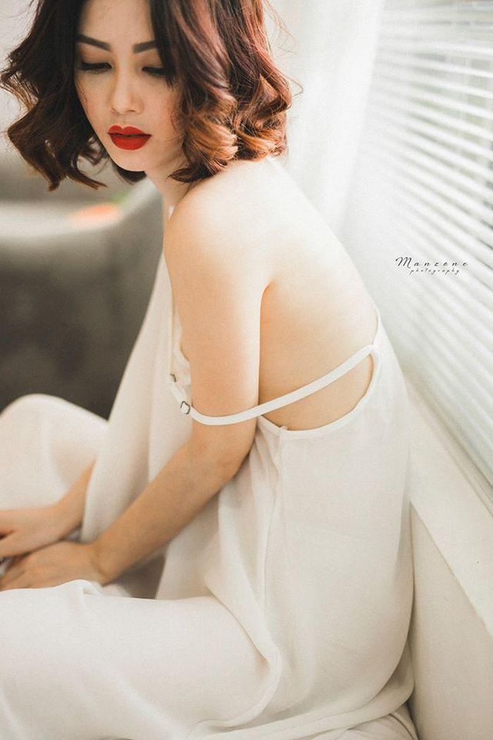 Tuy vòng 1 không nổi bật nhưng bù lại Mỹ Linh có diện mạo hài hòa, thanh thoát. Nhờ ưu điểm về ngoại hình, ít người biết hot girl “hai lưng” đã từng lọt vào Top 10 Miss Đà Lạt. Và đây chính là bước đệm để cô gái 9X đã bén duyên với nghề mẫu ảnh. Hiện tại thì Linh đã nhận được khá nhiều lời mời chụp hình cho những shop thời trang tuổi teen. Ảnh: Châu Nguyễn.