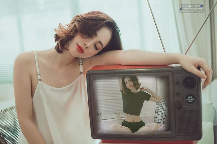 Mới đây, Mỹ Linh vừa thực hiện một bộ ảnh khá gợi cảm trong trang phục váy hai dây trắng, tuy nhiên do vòng 1 của cô nàng hơi khiêm tốn nên mọi người yêu mến trêu đùa đặt luôn cho Mỹ Linh biệt danh cô nàng “hai lưng”. Ảnh: Châu Nguyễn