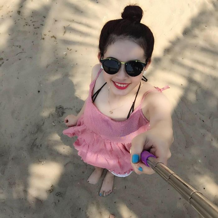 Bật bí về dự định trong tương lai, người đẹp có vòng 1 khiêm tốn cho biết cô bạn vẫn chưa có quyết định gì nhiều, cô vẫn tiếp tục học hỏi thêm nhiều kinh nghiệm về phong cách, tạo dáng cũng như biểu cảm trước ống kính để có được những shoot hình ấn tượng hơn. Cùng với đó là phát triển thêm trong việc kinh doanh, tích lũy tiền để theo đuổi ước mơ mở cho mình một cửa hàng mỹ phẩm có uy tín và chất lượng.