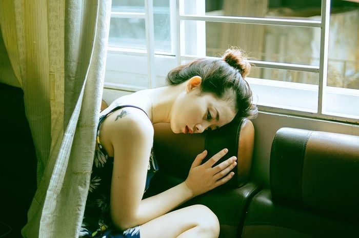 Theo tìm hiểu Mỹ Linh đang kinh doanh thời trang online và kiêm luôn công việc người mẫu ảnh. Cô nàng hot girl Lâm Đồng sở hữu gương mặt thanh thoát, làn da trắng cùng với diễn xuất tự nhiên, đó là lợi thế lớn giúp Mỹ Linh thành công trong nghiệp mẫu ảnh.