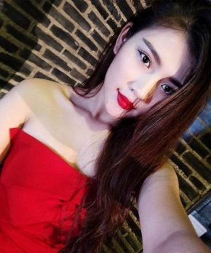 Trong phần thi selfie, Chúng Huyền Thanh tiếp tục xuất hiện với màu son đỏ đậm. Với việc kết hợp màu son này càng làm tôn thêm nước da trắng của cô. Sự sắc sảo và cuốn hút là những gì ta nhìn thấy được từ Huyền Thanh qua shoot hình này.