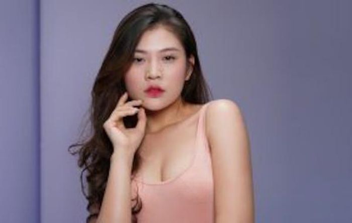 Shoot hình đầu tiên của cô khi tới nhà chung của chương trình với màu đỏ phớt đánh lòng trong.